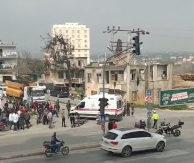İ̇ki Motosiklet Kafa Kafaya Çarpıştı, 4 Kişi Yola Savruldu, Kaza Anı Kameraya Yansıdı