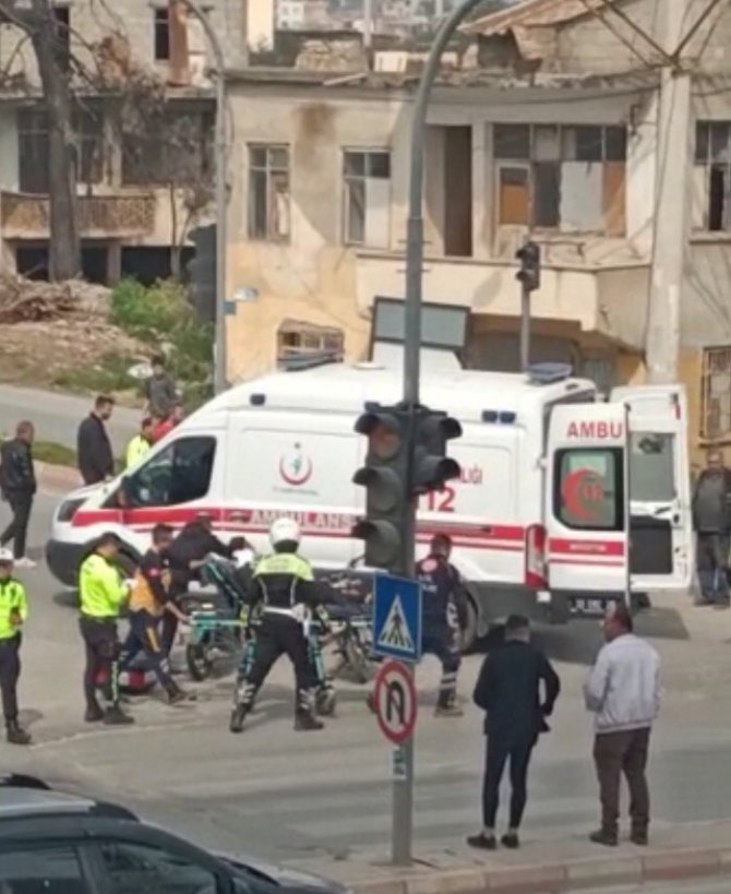İ̇ki Motosiklet Kafa Kafaya Çarpıştı, 4 Kişi Yola Savruldu, Kaza Anı Kameraya Yansıdı