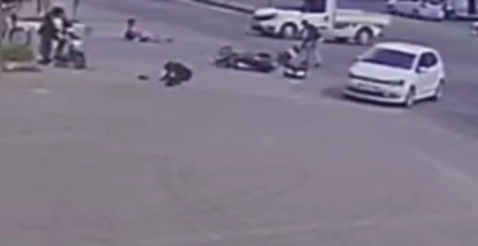 İ̇ki Motosiklet Kafa Kafaya Çarpıştı, 4 Kişi Yola Savruldu, Kaza Anı Kameraya Yansıdı