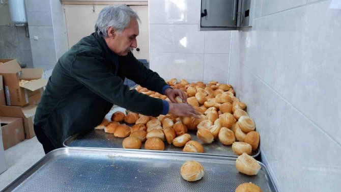 Meslek Liseli Gençler Günlük Ekmek Üretimine Devam Ediyor