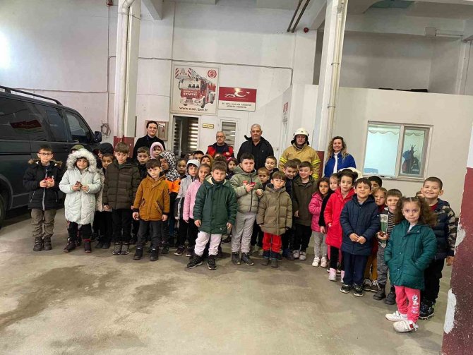 Minik Öğrencilerin İ̇tfaiye Gezisi Heyecanı
