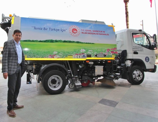 Nazilli Belediyesi’ne Bakanlıktan Yol Süpürme Aracı