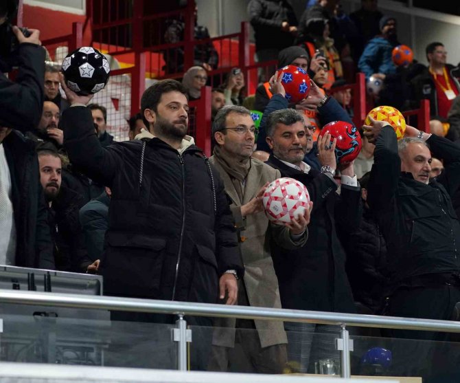 Pendikspor Taraftarından Depremzede Çocuklar İçin Örnek Davranış