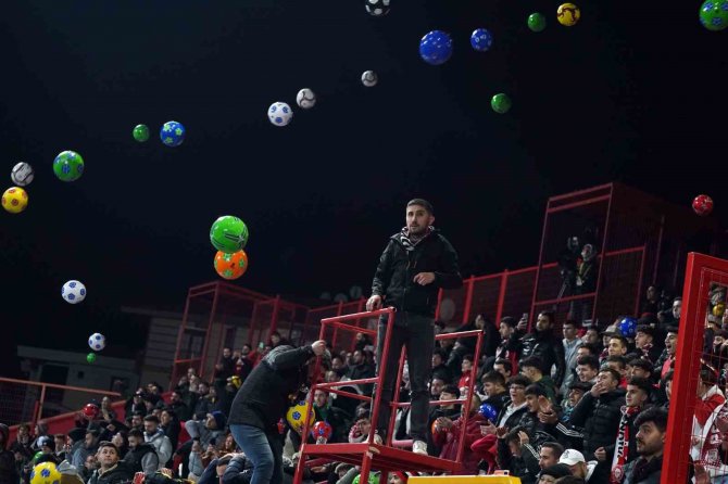 Pendikspor Taraftarından Depremzede Çocuklar İçin Örnek Davranış