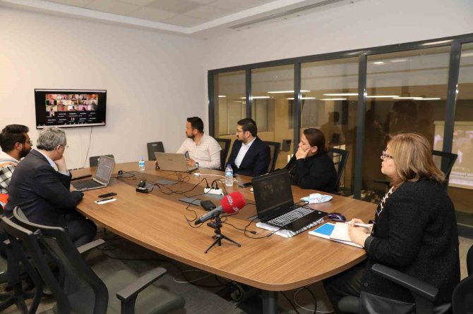 Şahin, Kadın Akademisyenlerle Görüştü