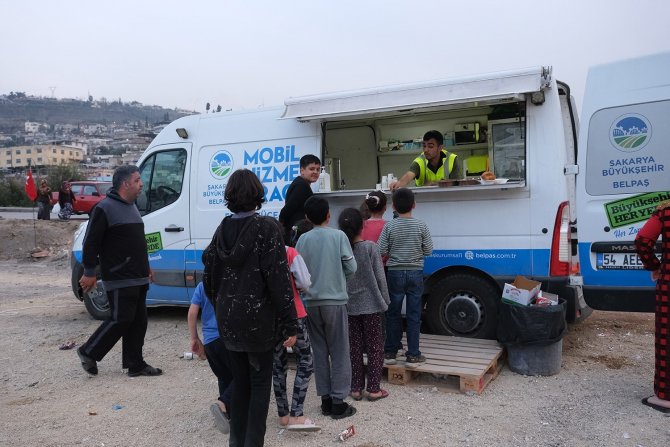 Deprem Bölgesinde Binlerce Depremzedeye Yemek Ulaştırıyorlar