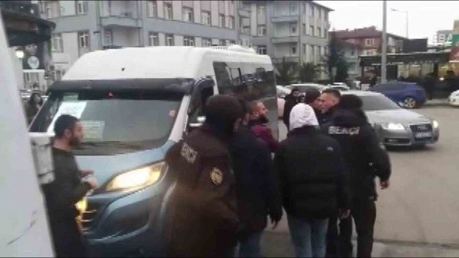 Kadın Yolcuları Rahatsız Eden Kişiyi Uyarınca Kavga Çıktı