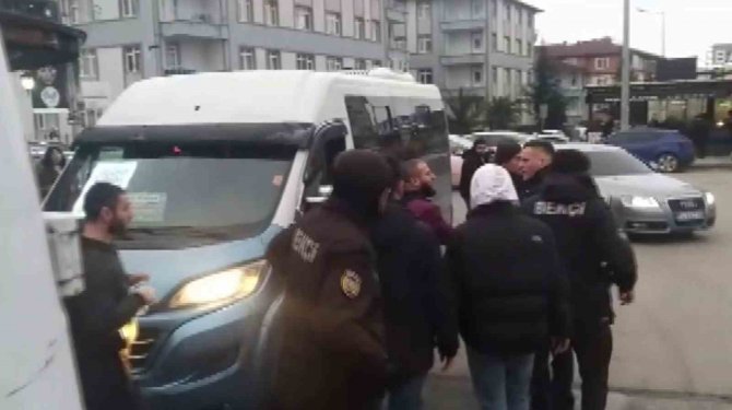 Minibüs Şoförü İle Yolcu Arasında Kavga