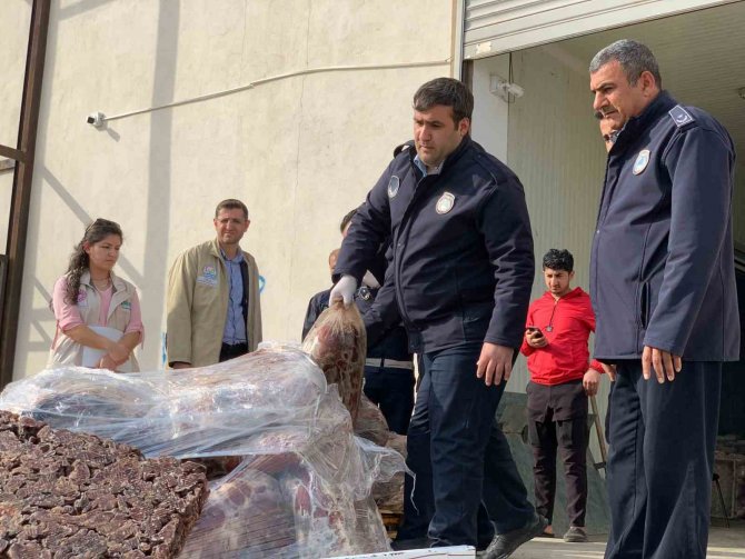 Şanlıurfa’da Tarihi Geçmiş Tonlarca Tavuk Eti Ve Sakatat Ele Geçirildi