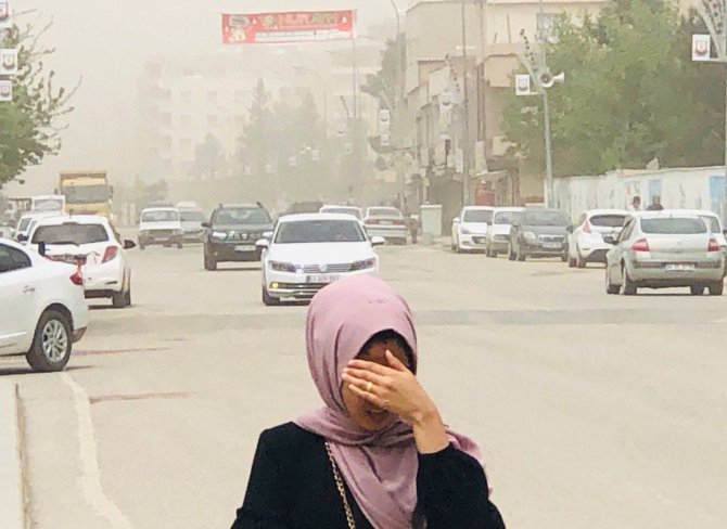 Toz Bulutu Ceylanpınar’da Hayatı Olumsuz Etkiledi