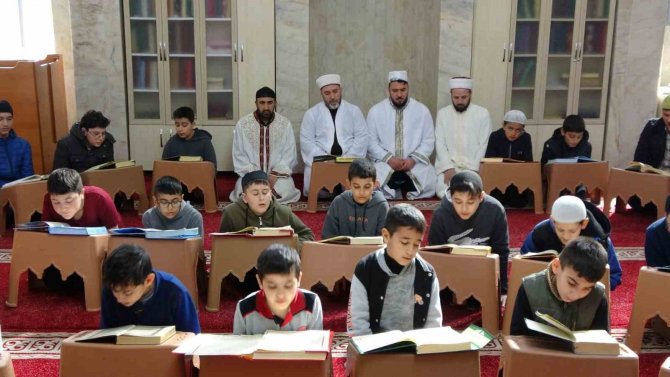 Depremde Vefat Eden Ve Yaralananlar İçin Dua Edildi