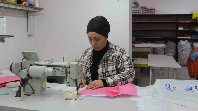 Afetzede Çocuklara Göndermek İçin Uçurtma Üretiyorlar