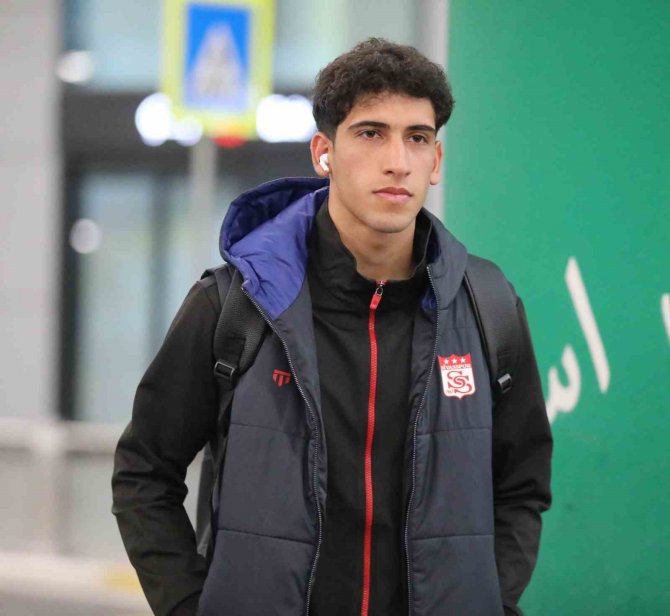 Sivasspor Kafilesi İ̇stanbul’a Ulaştı