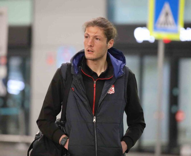 Sivasspor Kafilesi İ̇stanbul’a Ulaştı