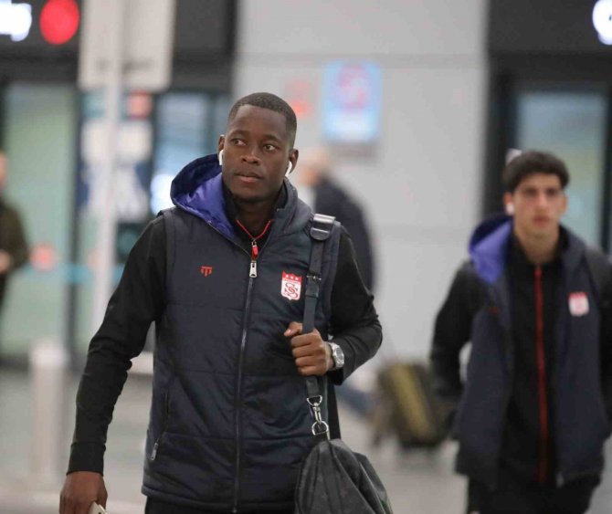 Sivasspor Kafilesi İ̇stanbul’a Ulaştı