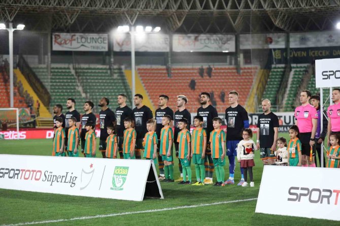 Spor Toto Süper Lig: Corendon Alanyaspor: 0 - Medipol Başakşehir: 0 (İ̇lk Yarı)