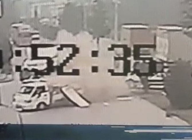 Tır İle Kamyonet Çarpıştı: 1 Ağır Yaralı