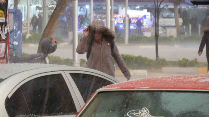 Tokat’ta Leblebi Tanesi Büyüklüğünde Dolu Yağışı