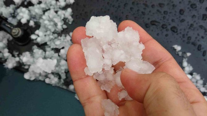 Tokat’ta Leblebi Tanesi Büyüklüğünde Dolu Yağışı