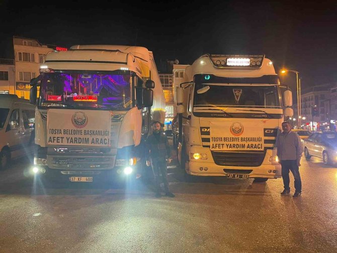 Tosya’dan Deprem Bölgesine 50 Tırlık Yardım