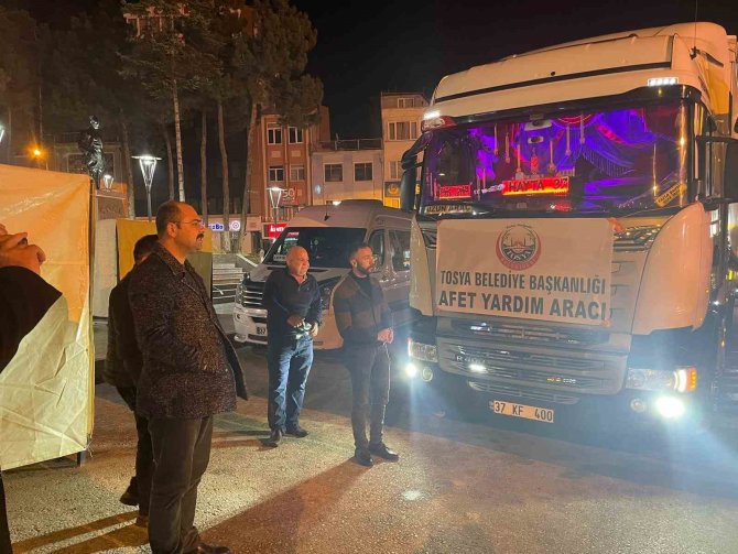 Tosya’dan Deprem Bölgesine 50 Tırlık Yardım