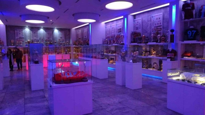 Trabzonspor’da İstifa Eden Başkan Ağaoğlu, Taraftarı Şaşırttı