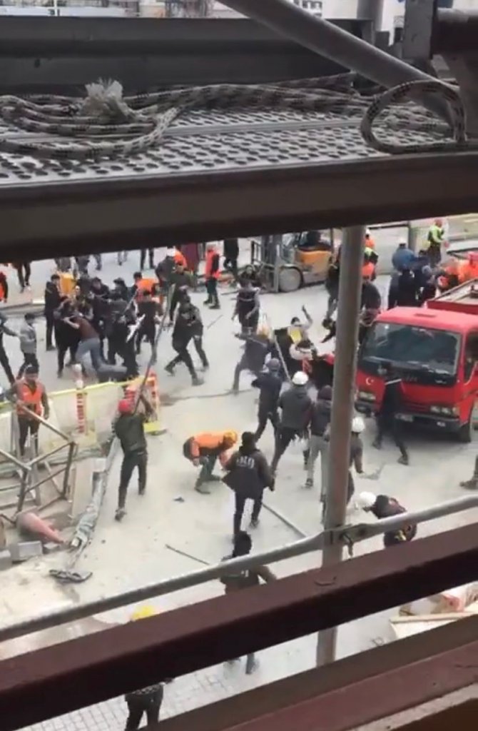 Ümraniye Finans Merkezi’nde İşçilerin Demir Sopalı Kavgası Kamerada