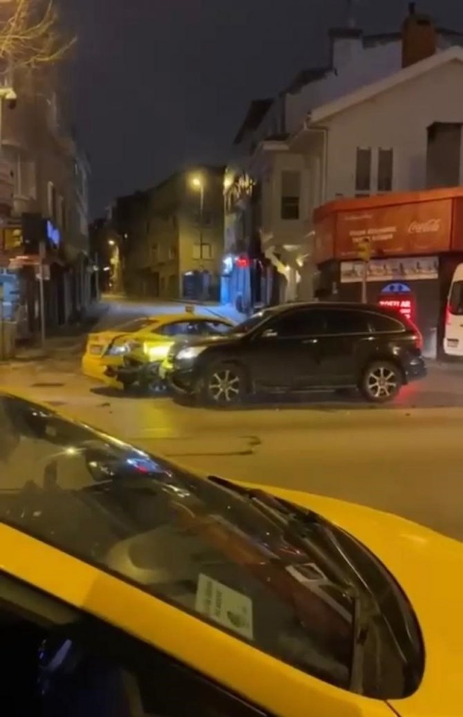 Üsküdar’da Çarptığı Taksinin Kadın Yolcusunu Zorla Aracına Bindirmeye Çalıştı
