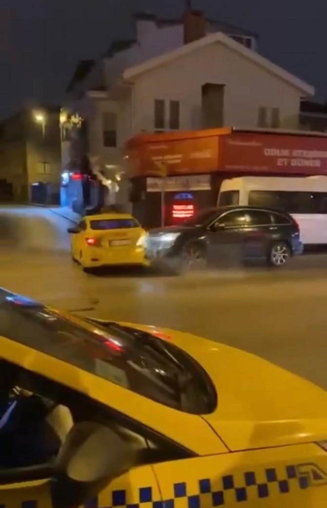 Üsküdar’da Çarptığı Taksinin Kadın Yolcusunu Zorla Aracına Bindirmeye Çalıştı