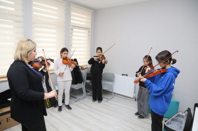 Gençler İçin Ücretsiz Piyano Ve Keman Kursları Başladı