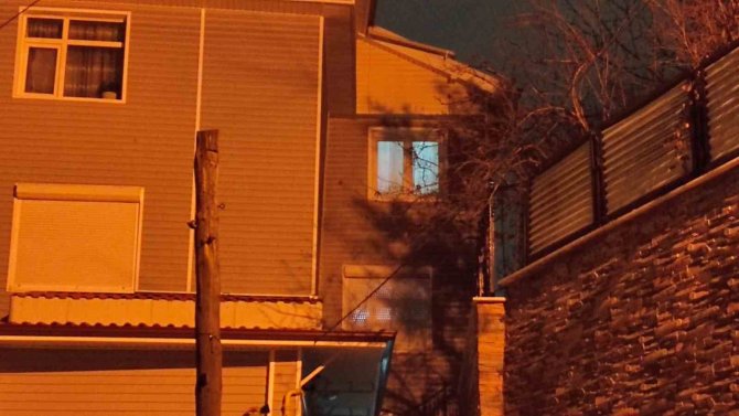 Haber Alınamayan Şahıs Kapıyı Açmayınca Ekipler Çilingirle İçeri Girdi