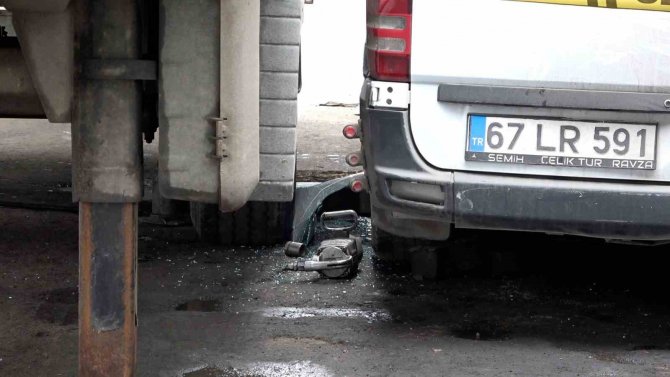Kriko Kırıldı, Minibüs İle Dorsenin Arasında Sıkıştı
