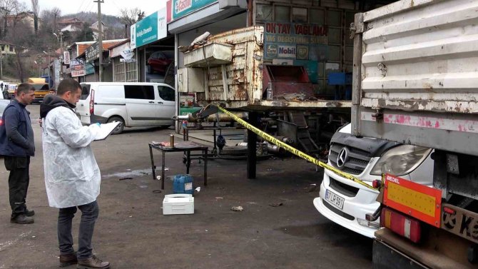 Kriko Kırıldı, Minibüs İle Dorsenin Arasında Sıkıştı