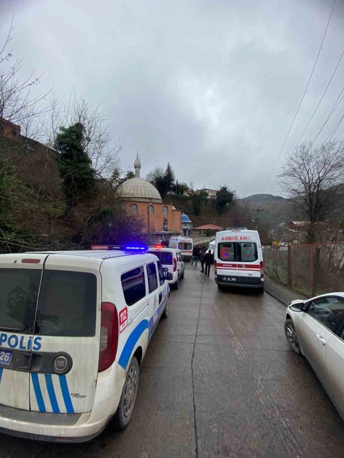 Maden İşçilerini Taşıyan Minibüs Tırla Çarpıştı:6 Yaralı
