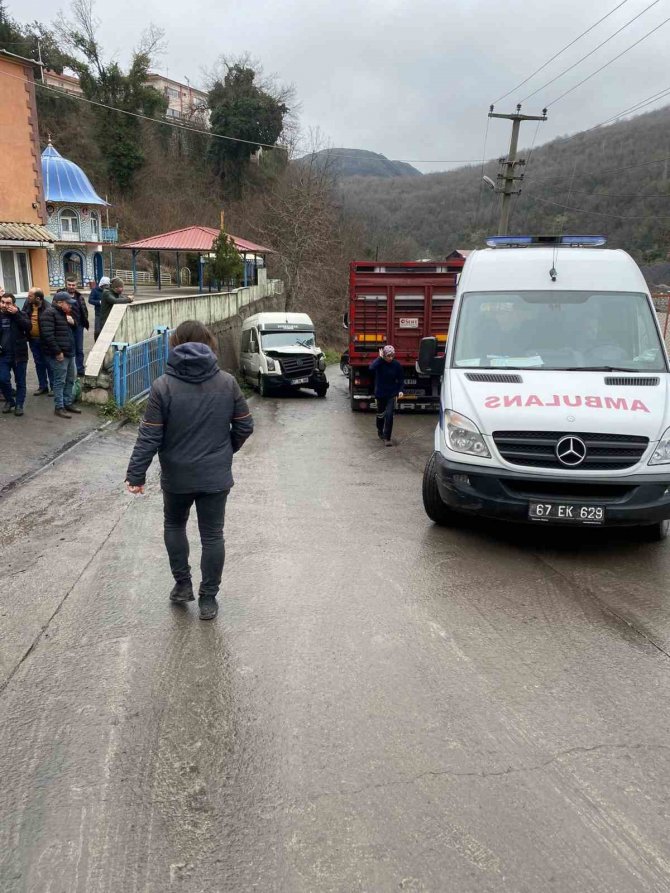 Maden İşçilerini Taşıyan Minibüs Tırla Çarpıştı:6 Yaralı