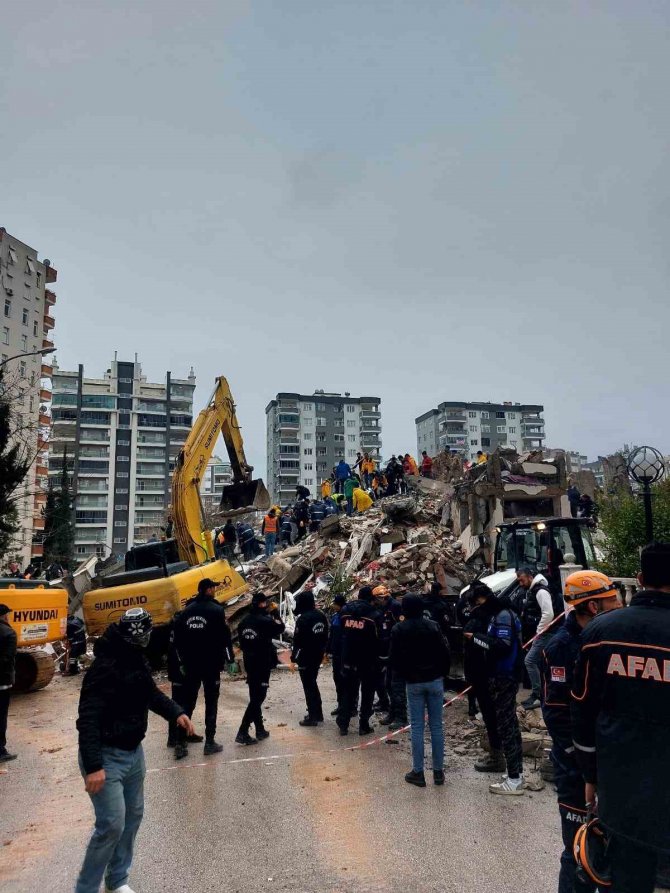 100 Kişiye Mezar Olan Apartmanın Müteahhitti Baba-kız Aranıyor