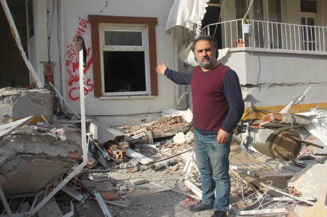Depremde Alt Katı Çöken Binaya Girip Anne Ve Ablasını Kurtardı