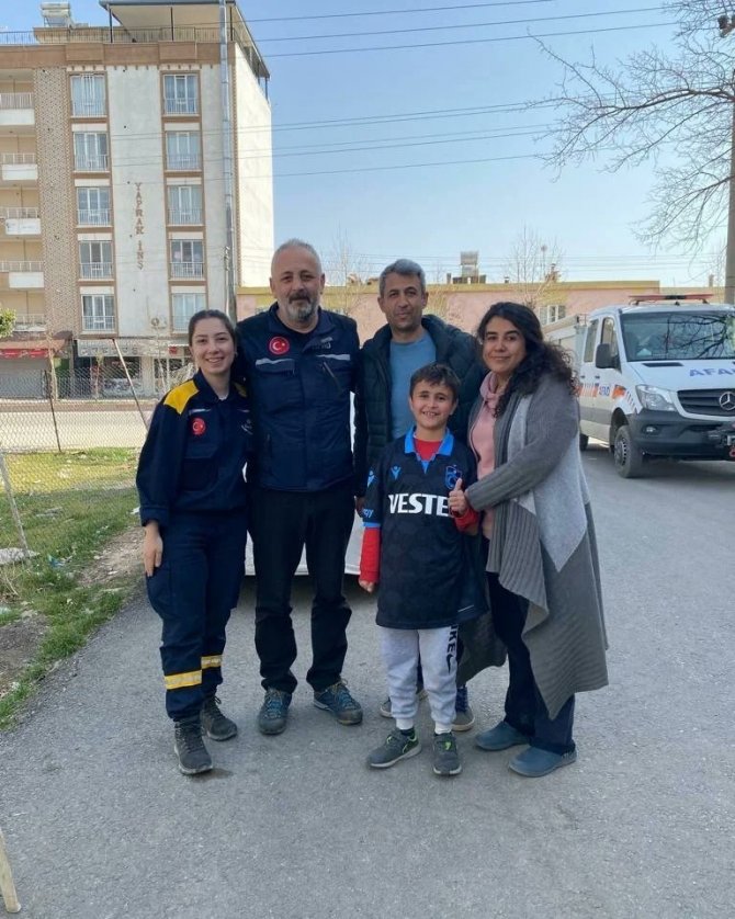 Depremzede Çocuğun Çizdiği Resim Trabzonspor’un Dikkatini Çekti, Bakasetas İmzalı Forma Gönderdi