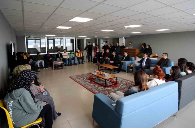 Prof. Dr. Karabulut, Depremden Etkilenen Öğrencileri Ziyaret Etti
