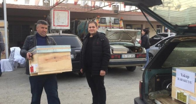 Arıcılık Kursunu Tamamlayan Kursiyerlere Kovan Hediyesi