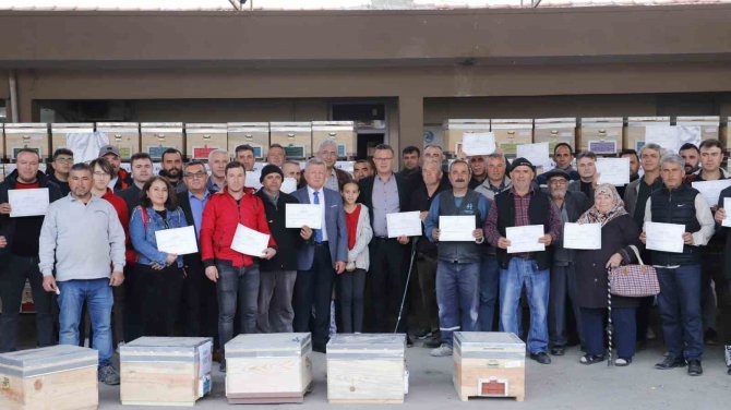 Arıcılık Kursunu Tamamlayan Kursiyerlere Kovan Hediyesi