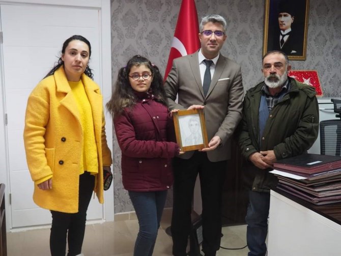 Depremzede Azra, Kaymakam Çalışır’ın Resmini Çizdi