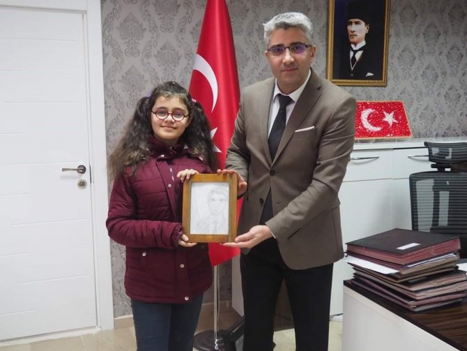Depremzede Azra, Kaymakam Çalışır’ın Resmini Çizdi