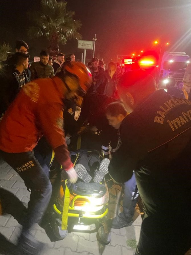 Balıkesir’de Tırla İle Otomobil Çarpıştı, Sıkışan Sürücüsüyü İtfaiye Kurtardı