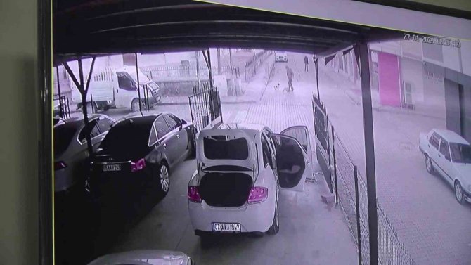 İ̇ki Minik Köpeğin Kovaladığı Adam Böyle Kaçtı