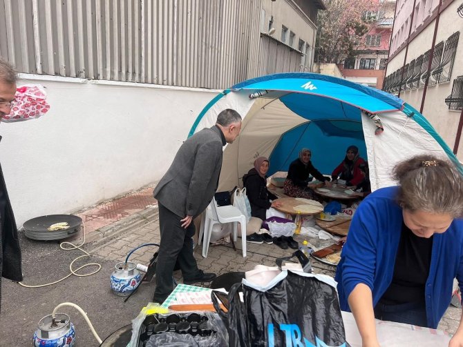 Depremzedeler İçin Kurulan Hayır Çarşına Kuruldu