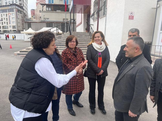 Depremzedeler İçin Kurulan Hayır Çarşına Kuruldu