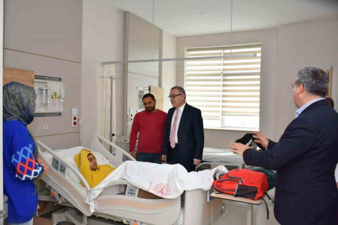 Müdür Akyol, Depremzede Öğrenci İle Hastanede Bir Araya Geldi