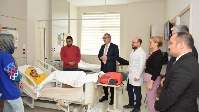 Müdür Akyol, Depremzede Öğrenci İle Hastanede Bir Araya Geldi