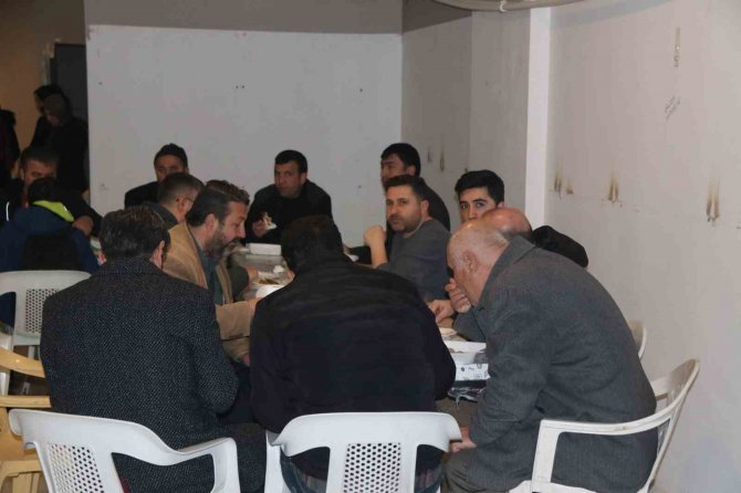 Bitlisli Kadınlar Yaptıkları Yemekleri Satarak Depremzedelere Destek Oluyor